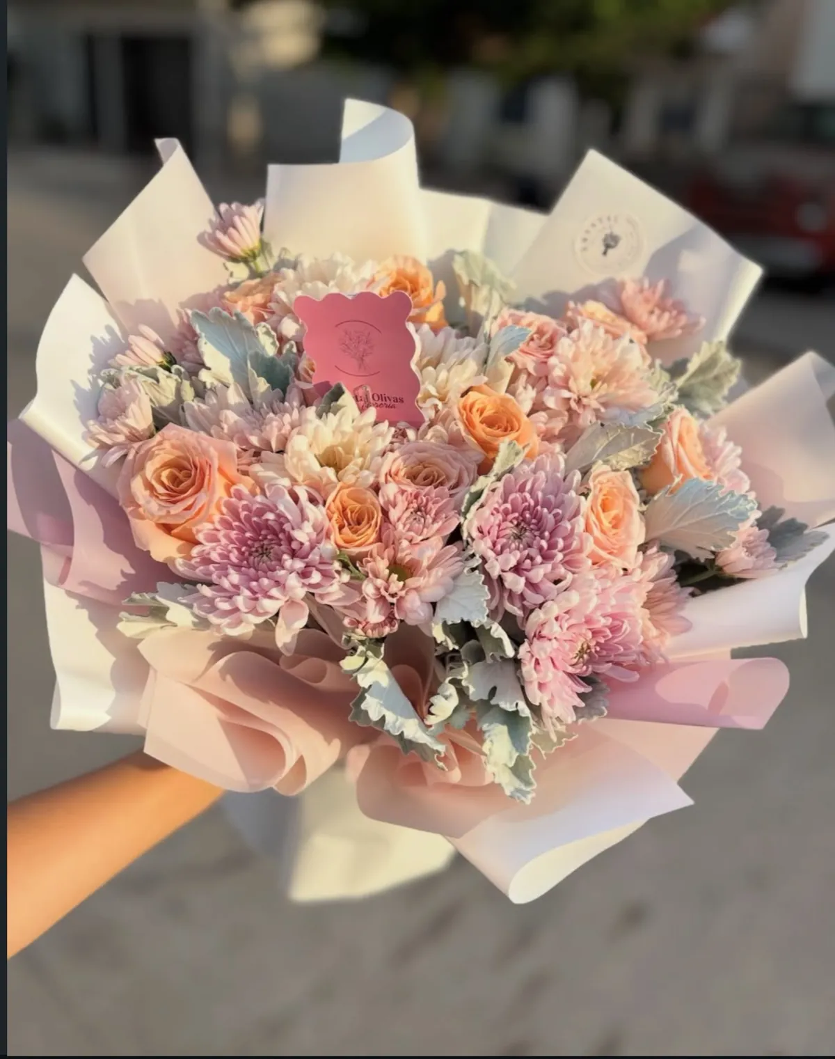 Ramo de rosas durazno y crisantemos rosa listo para entrega