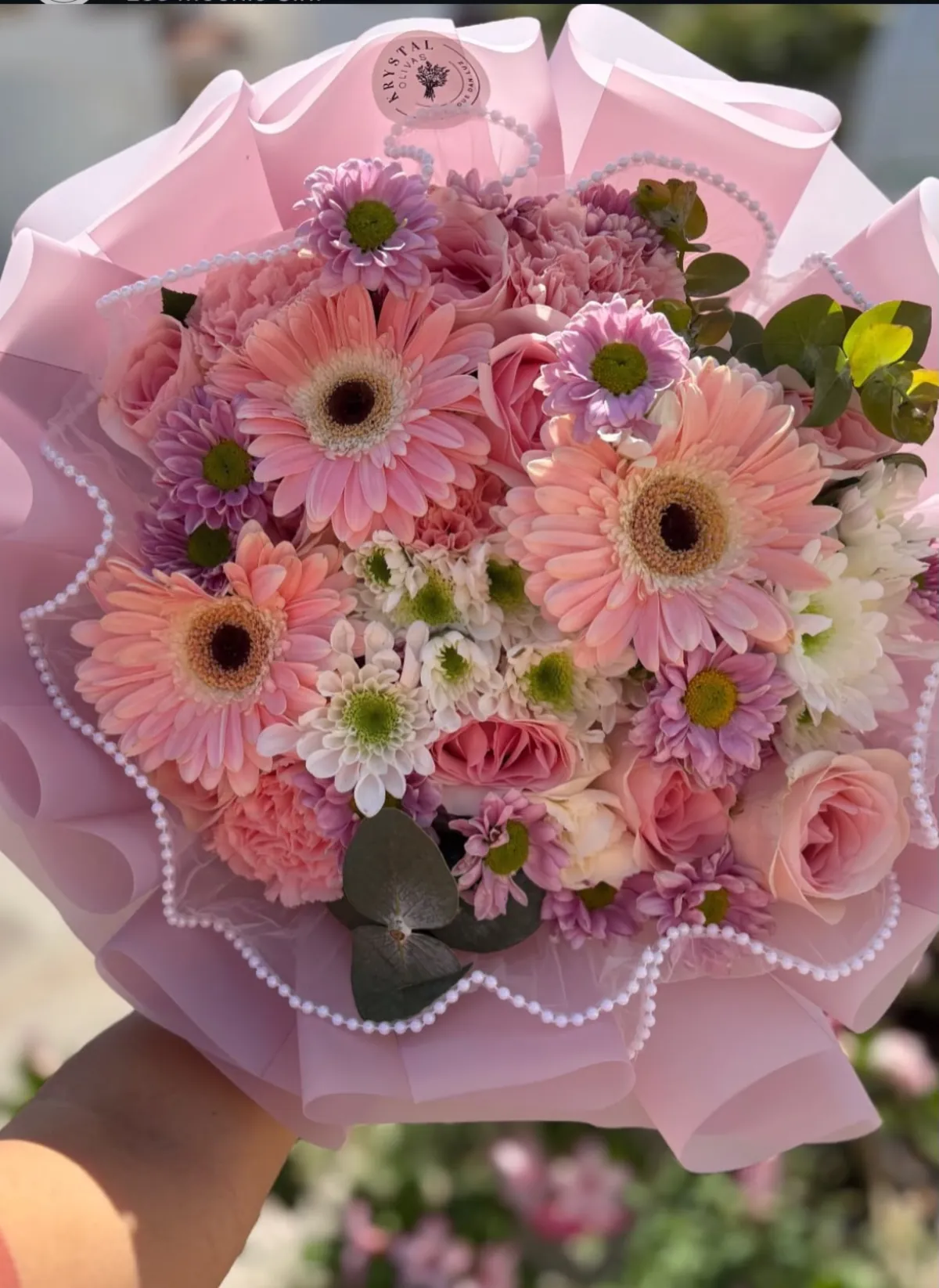 Ramo de gerberas rosa pastel con perlas y eucalipto
